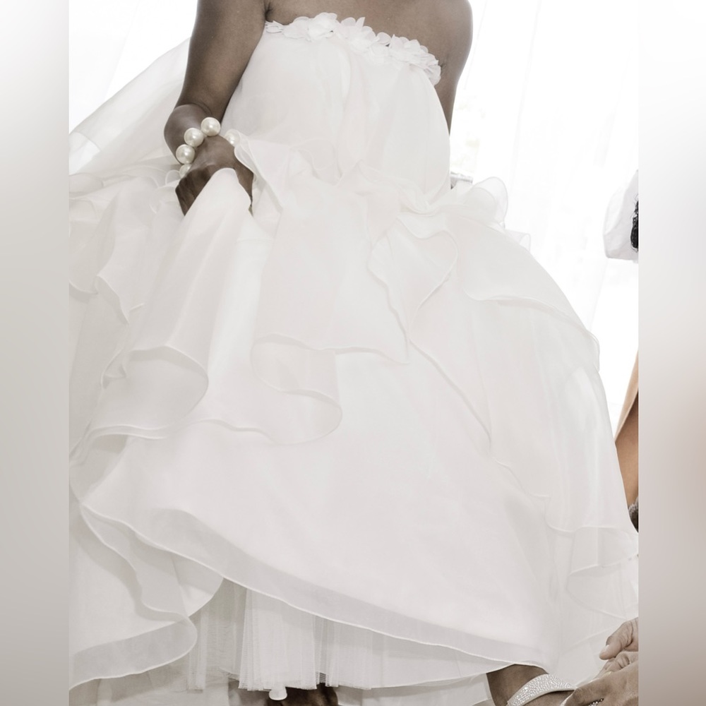 Strapless ruffle and chiffon tulle beach wedding gown. - Picture 13 of 16